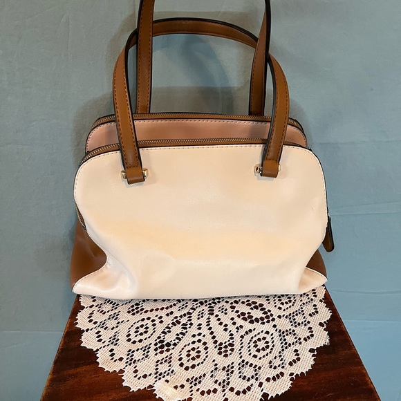 Womens Guess Satchel Purse. Lots of compartments. NWOT - Picture 2 of 7